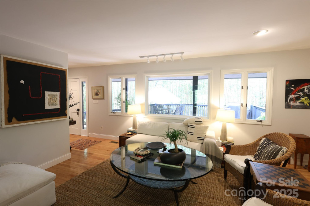 37 Nichols Hill Dr Asheville, NC 28804