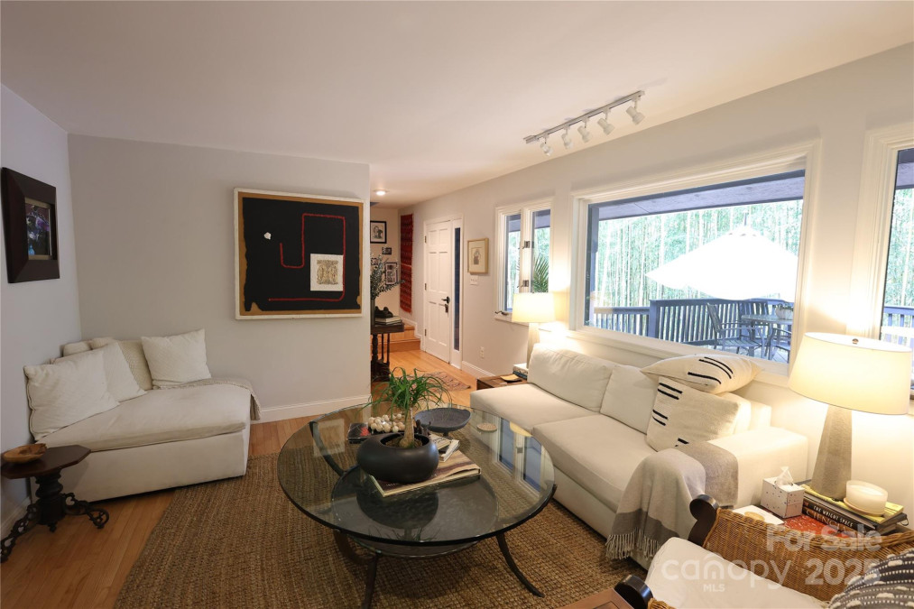 37 Nichols Hill Dr Asheville, NC 28804