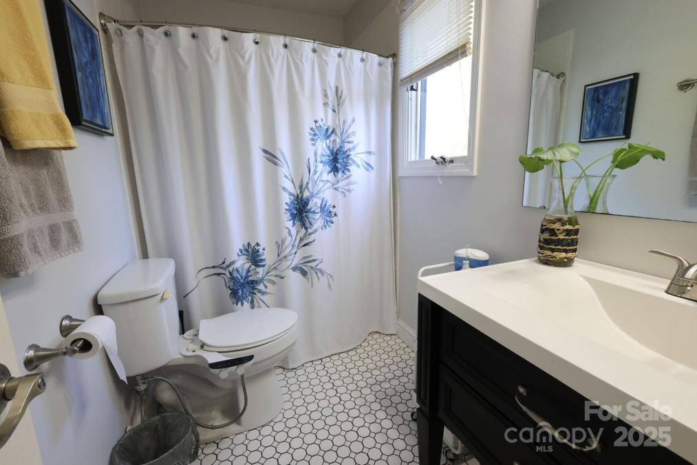 37 Nichols Hill Dr Asheville, NC 28804