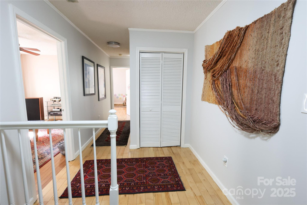 37 Nichols Hill Dr Asheville, NC 28804