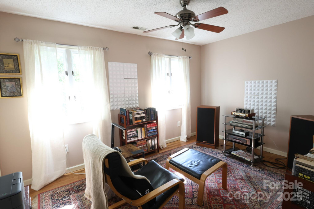 37 Nichols Hill Dr Asheville, NC 28804