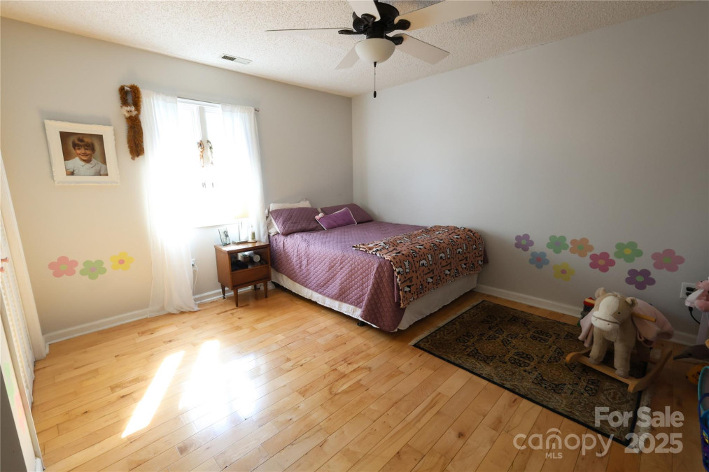 37 Nichols Hill Dr Asheville, NC 28804