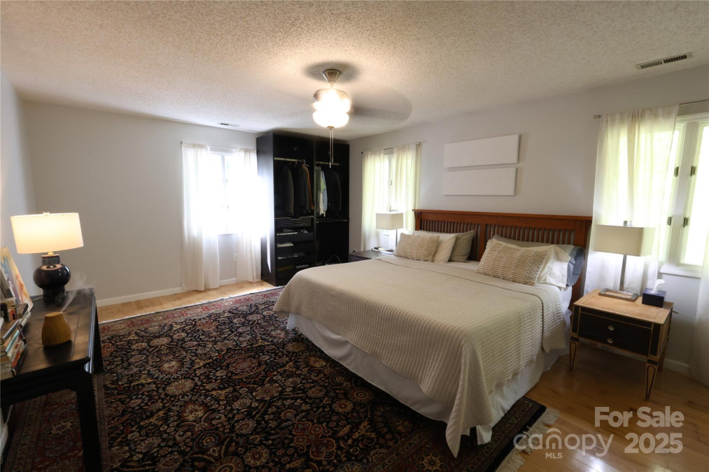 37 Nichols Hill Dr Asheville, NC 28804