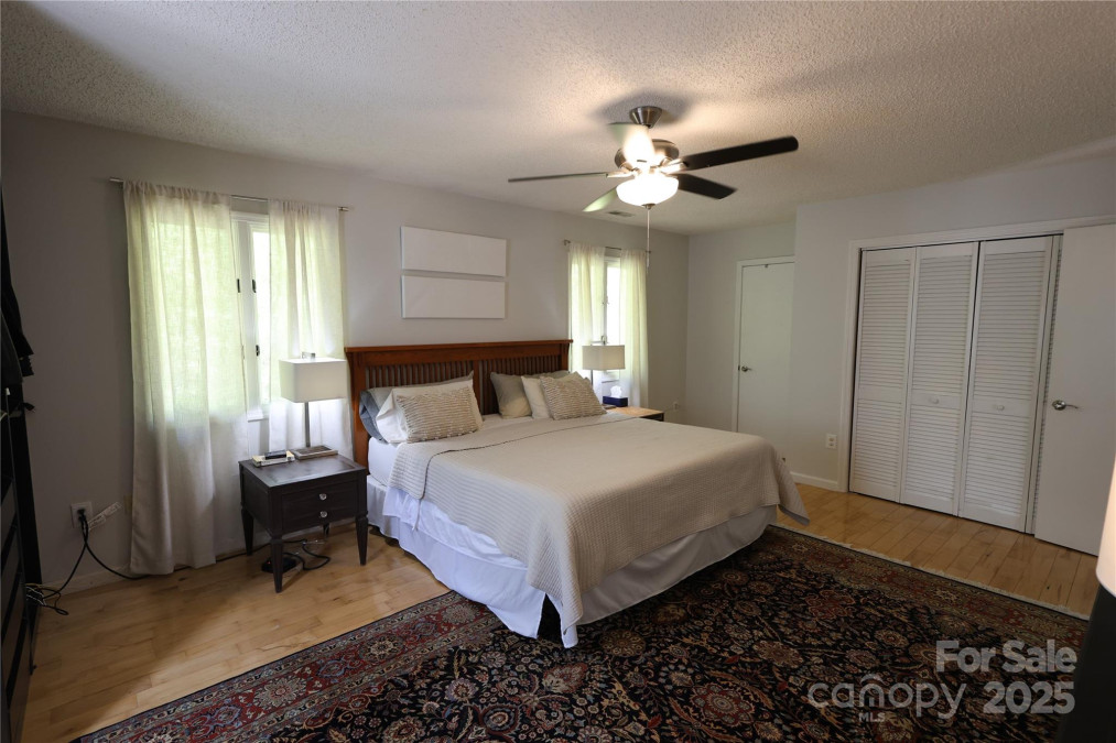 37 Nichols Hill Dr Asheville, NC 28804