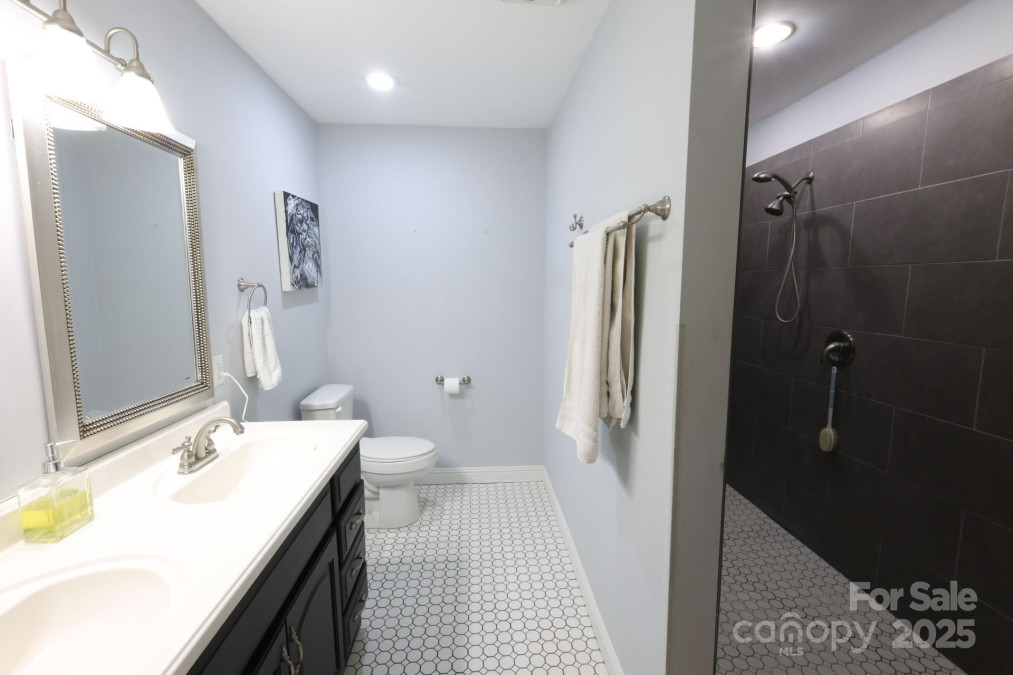 37 Nichols Hill Dr Asheville, NC 28804