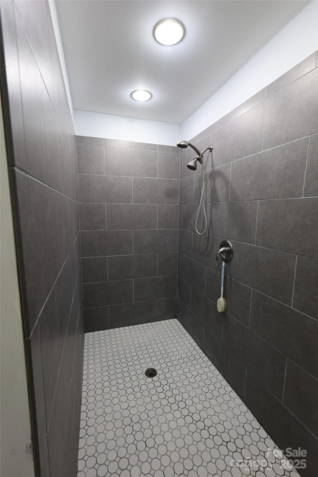 37 Nichols Hill Dr Asheville, NC 28804