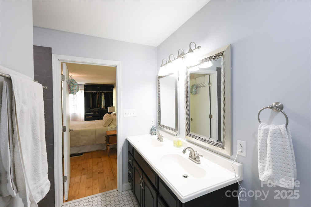 37 Nichols Hill Dr Asheville, NC 28804