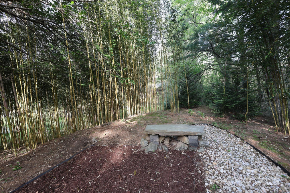 37 Nichols Hill Dr Asheville, NC 28804