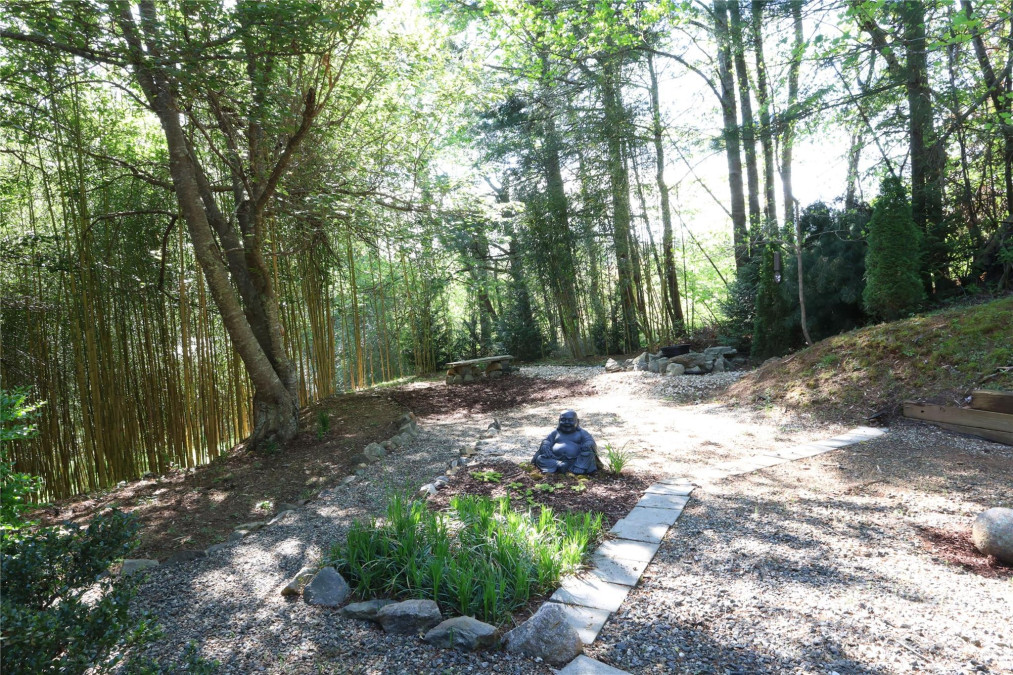 37 Nichols Hill Dr Asheville, NC 28804