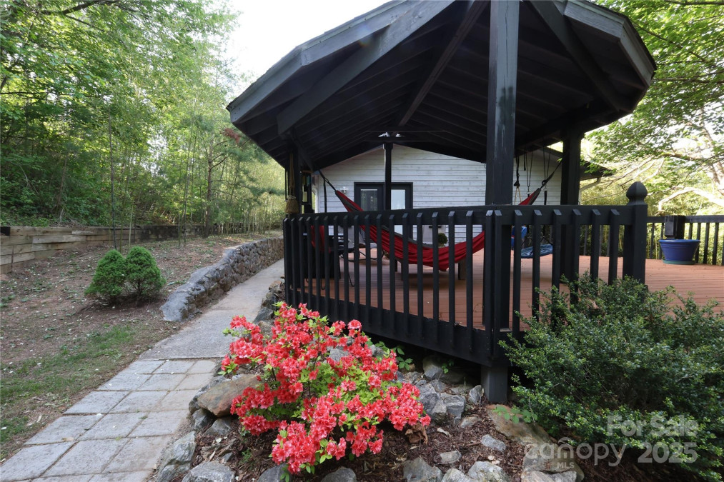 37 Nichols Hill Dr Asheville, NC 28804