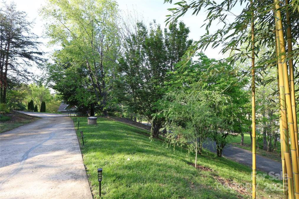 37 Nichols Hill Dr Asheville, NC 28804