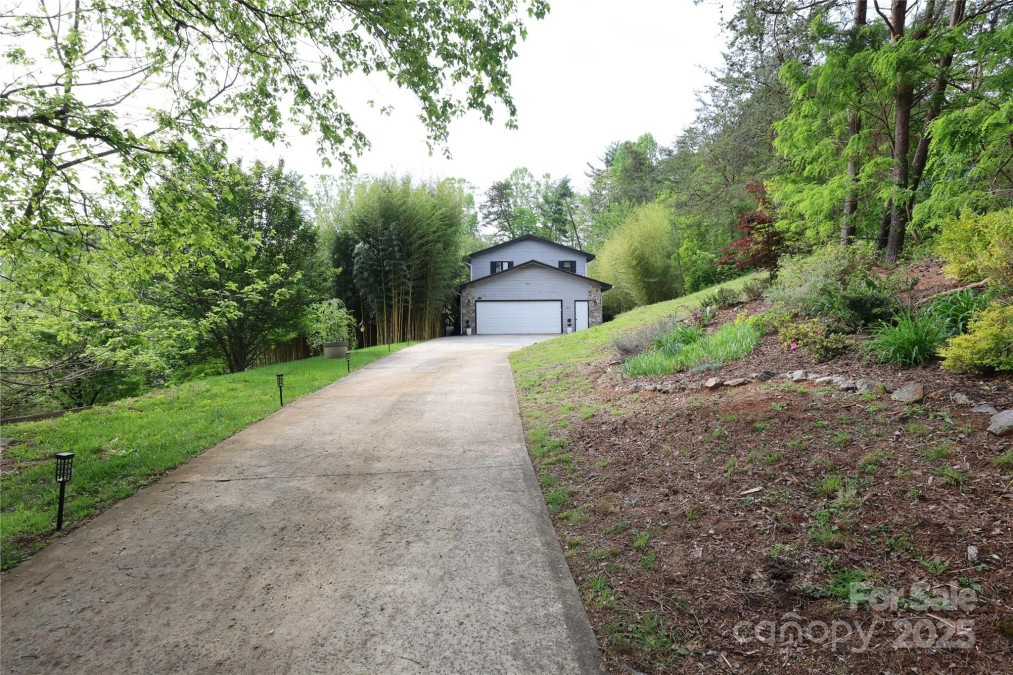 37 Nichols Hill Dr Asheville, NC 28804