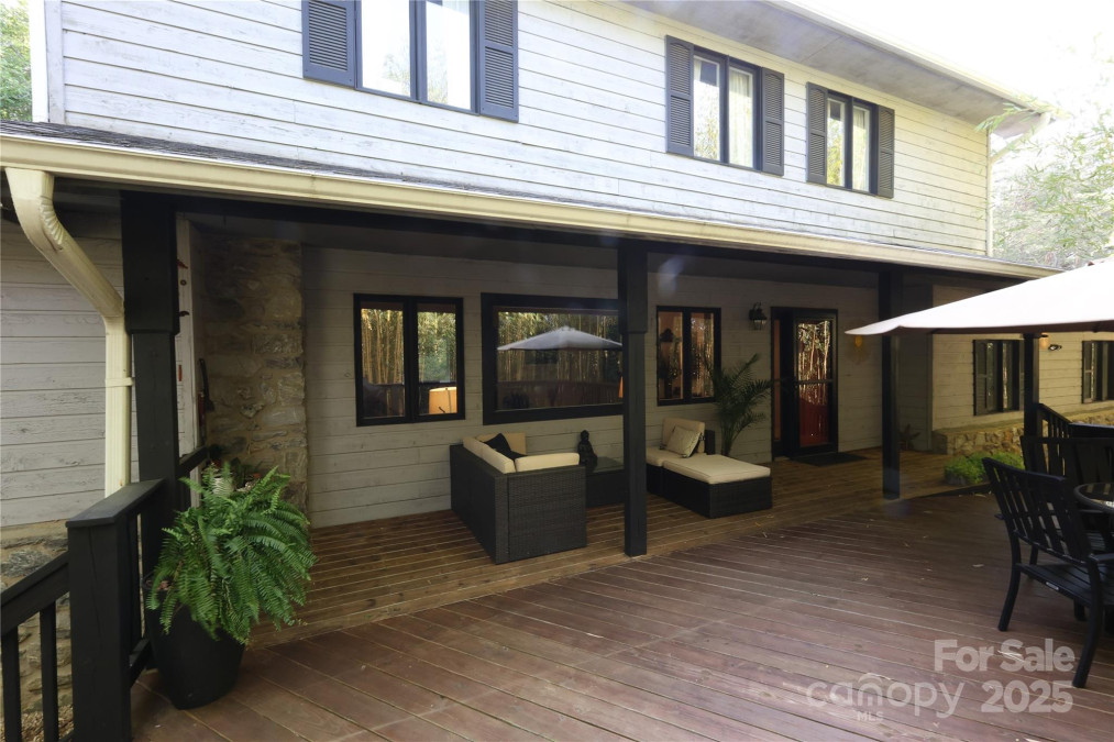 37 Nichols Hill Dr Asheville, NC 28804