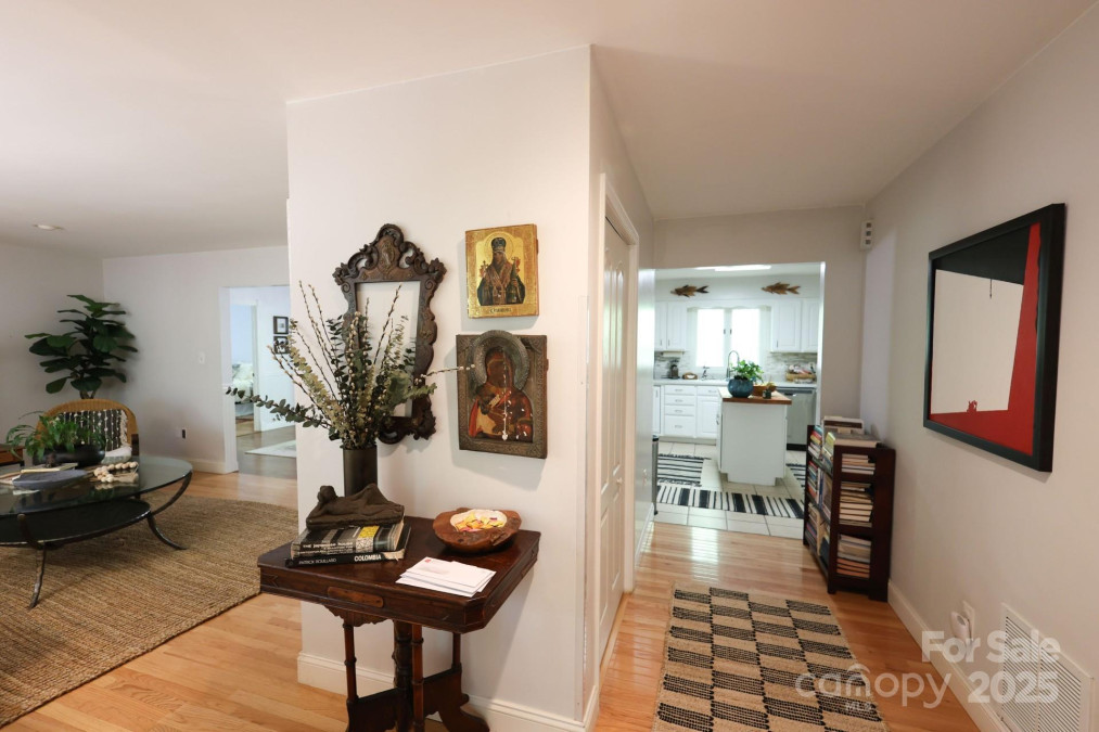 37 Nichols Hill Dr Asheville, NC 28804