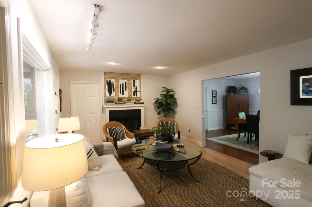 37 Nichols Hill Dr Asheville, NC 28804