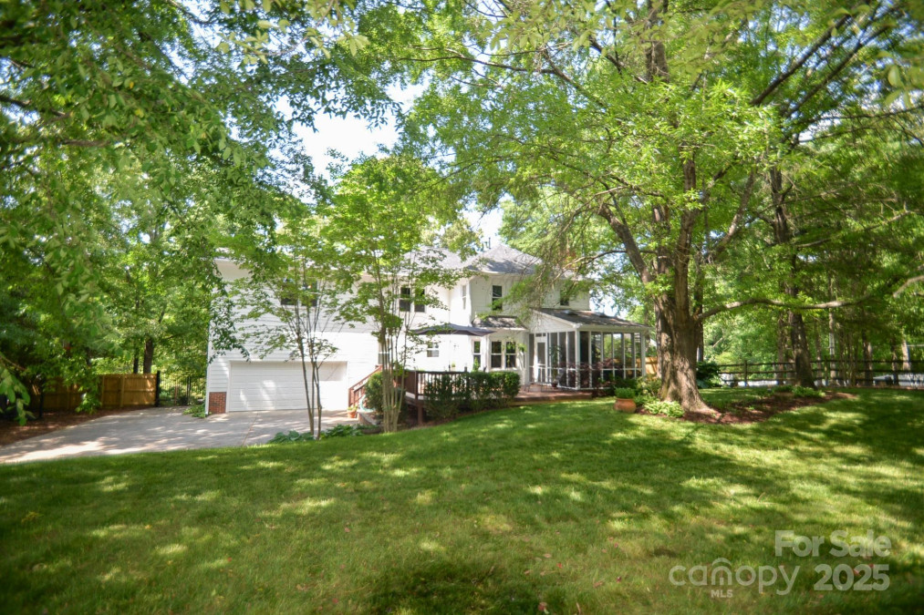 1023 Evian Ln Matthews, NC 28105