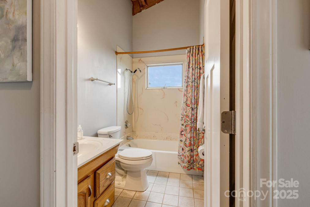 736 Banks Mountain Dr Hendersonville, NC 28792