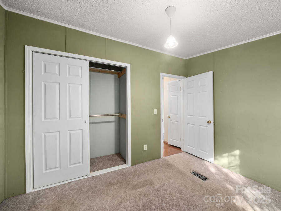 236 White Ash Cir Hendersonville, NC 28739