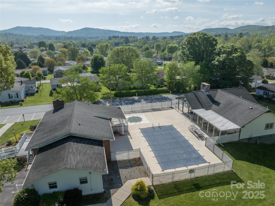 236 White Ash Cir Hendersonville, NC 28739