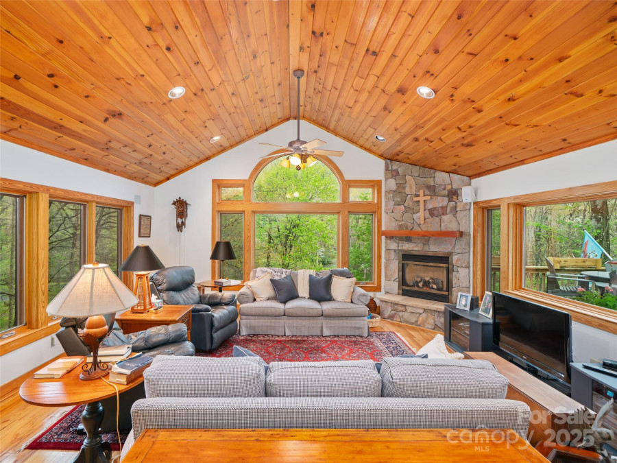 86 Laurel Dr Burnsville, NC 28714