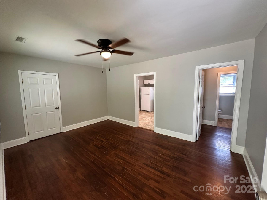 2434 Columbus Cir Charlotte, NC 28208