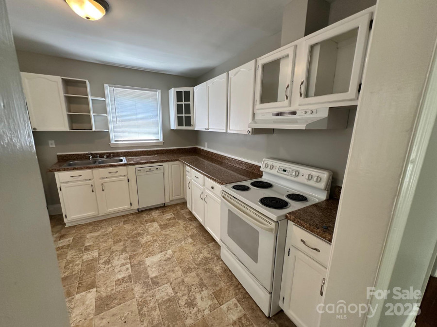 2434 Columbus Cir Charlotte, NC 28208