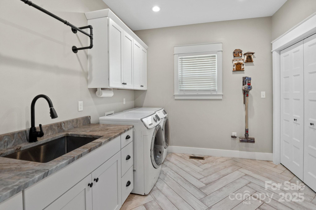 7 Grizzly Dr Leicester, NC 28748