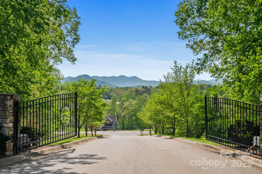 7 Grizzly Dr Leicester, NC 28748