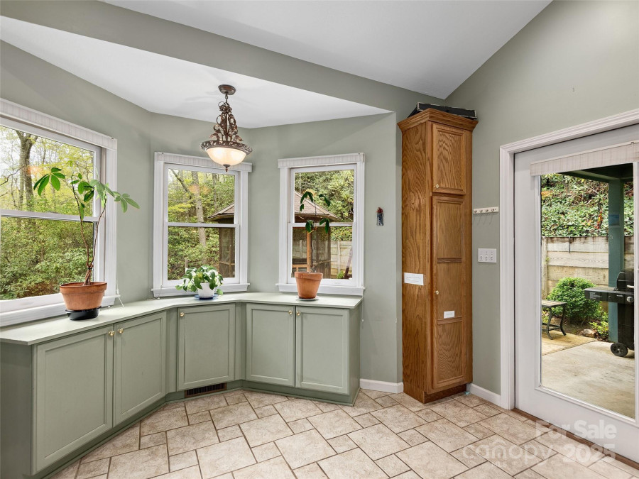 221 Holland Dr Black Mountain, NC 28711