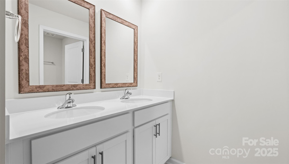 12 Woodvale Dr Waynesville, NC 28786