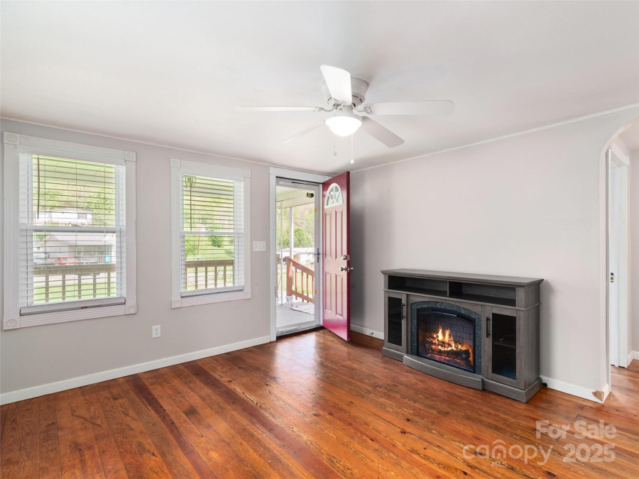 819 Mauney Cove Rd Waynesville, NC 28786