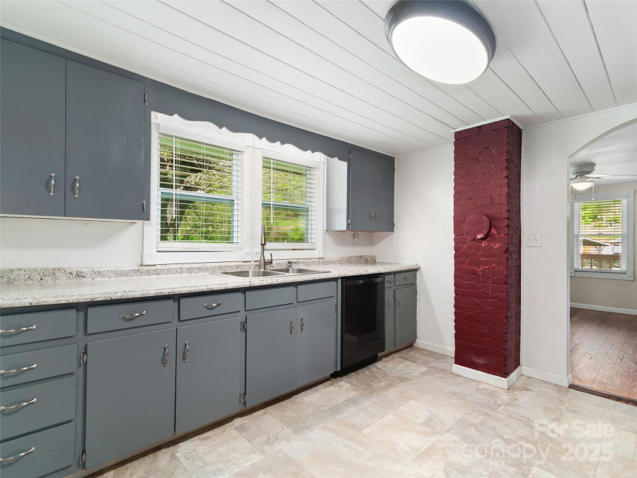 819 Mauney Cove Rd Waynesville, NC 28786
