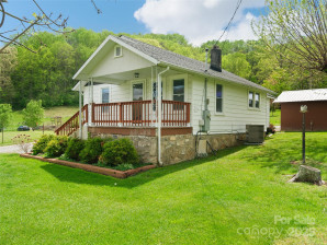 819 Mauney Cove Rd Waynesville, NC 28786