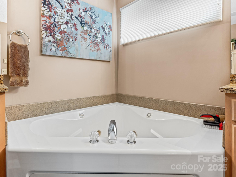 27 Putter Ct Hendersonville, NC 28739