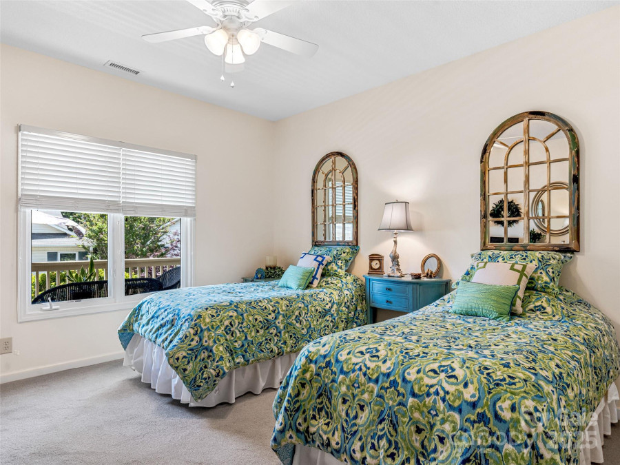 27 Putter Ct Hendersonville, NC 28739