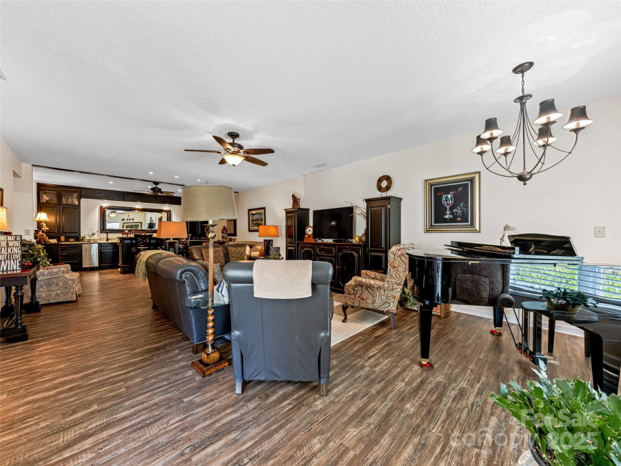 27 Putter Ct Hendersonville, NC 28739