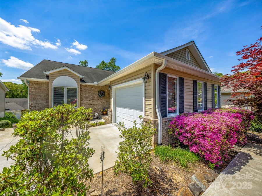 27 Putter Ct Hendersonville, NC 28739