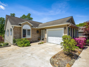 27 Putter Ct Hendersonville, NC 28739