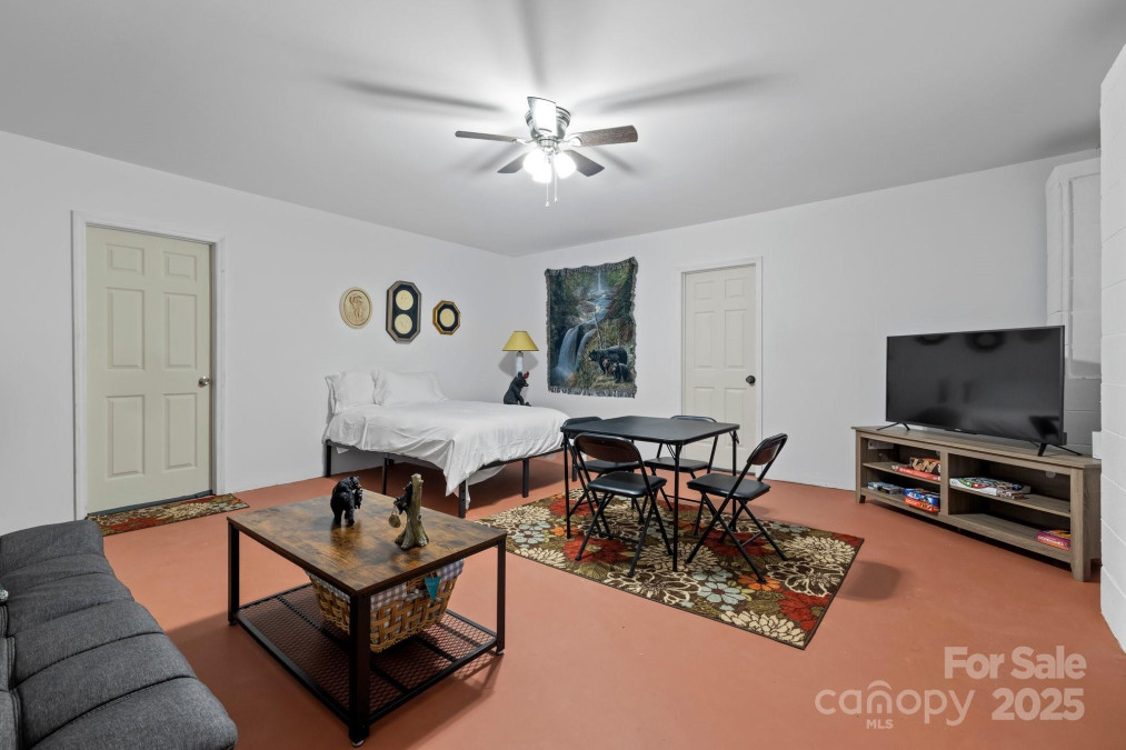 2630 Bowden Ln Hendersonville, NC 28792