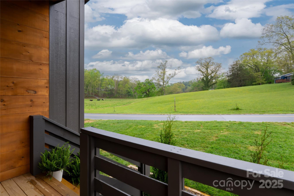 476 Upper Grassy Branch Rd Asheville, NC 28805