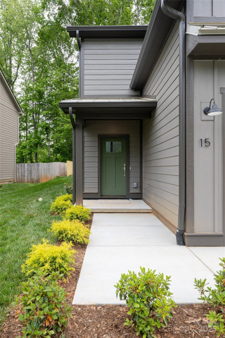15 Myrtle Lee Cv Arden, NC 28704