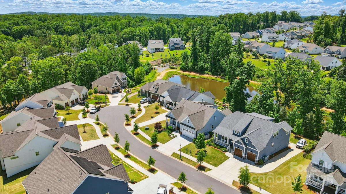 6136 Sandy Point Ln Belmont, NC 28012