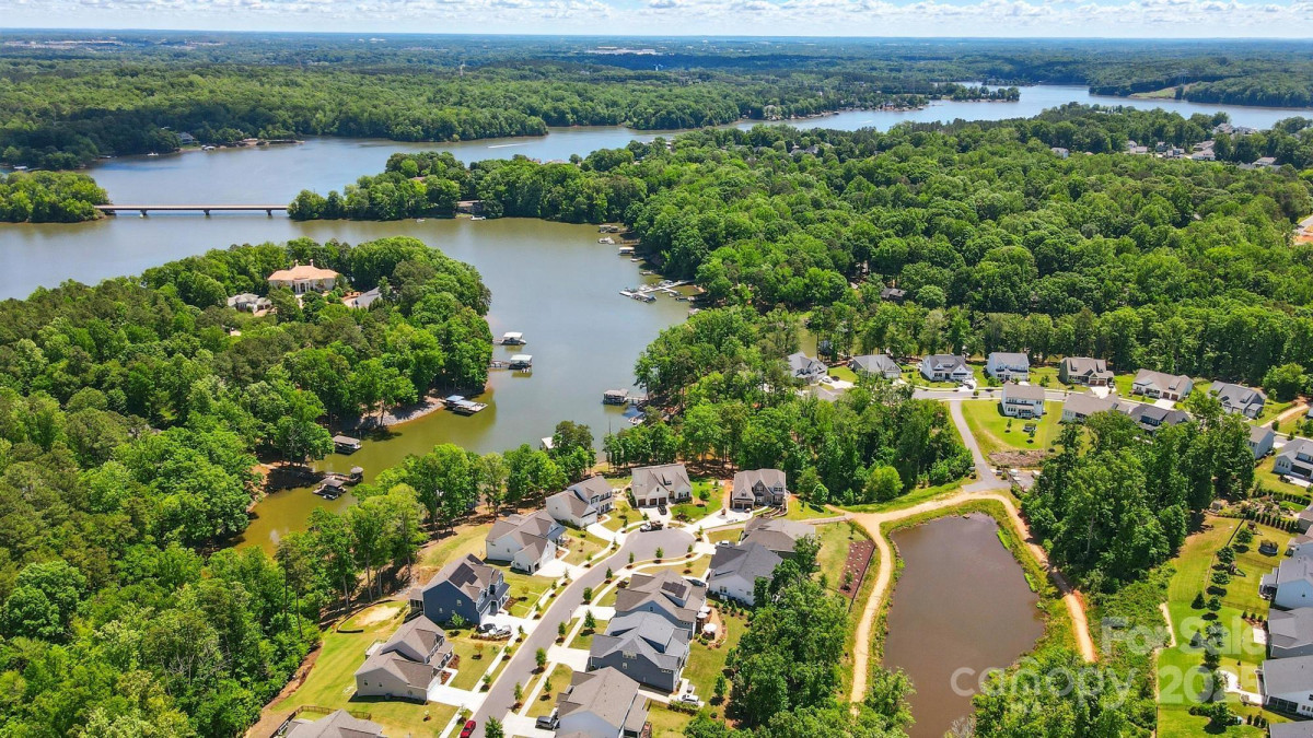 6136 Sandy Point Ln Belmont, NC 28012