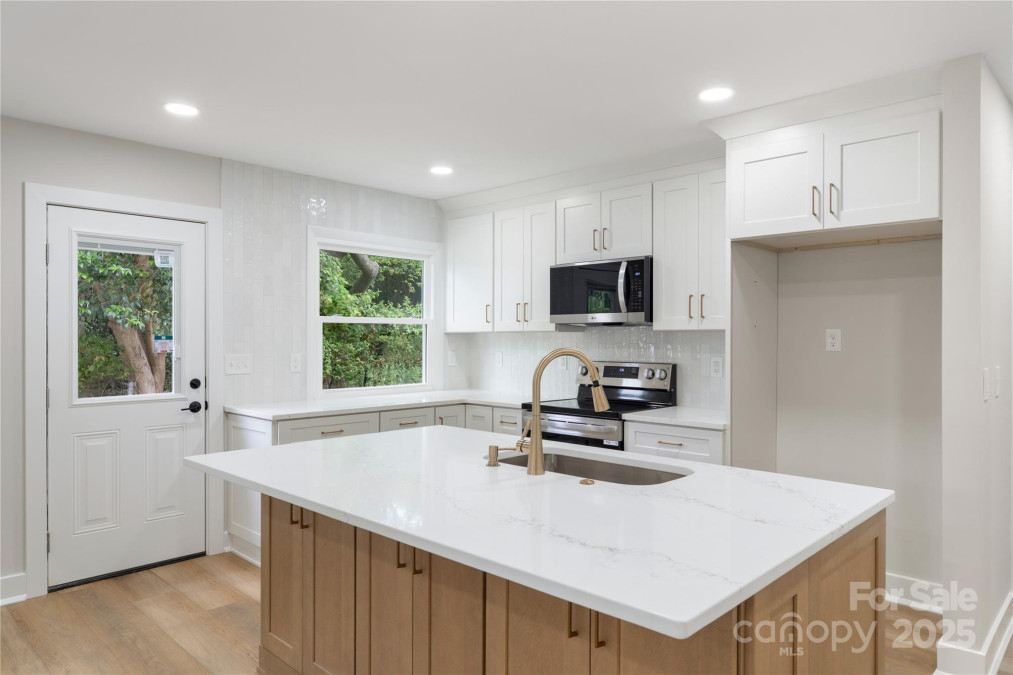 4042 Uppergate Ln Charlotte, NC 28215