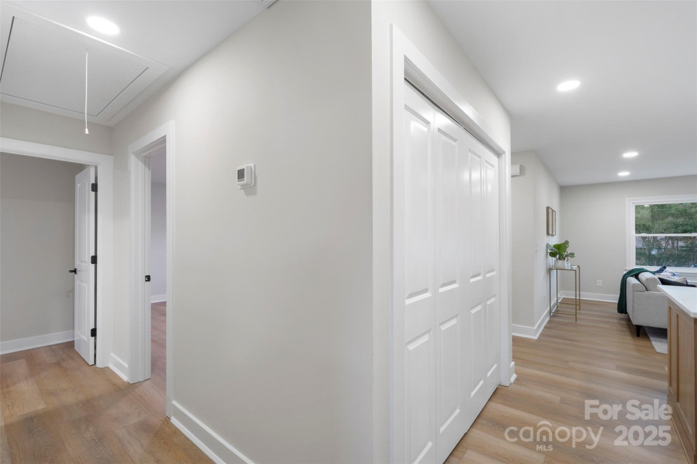 4042 Uppergate Ln Charlotte, NC 28215
