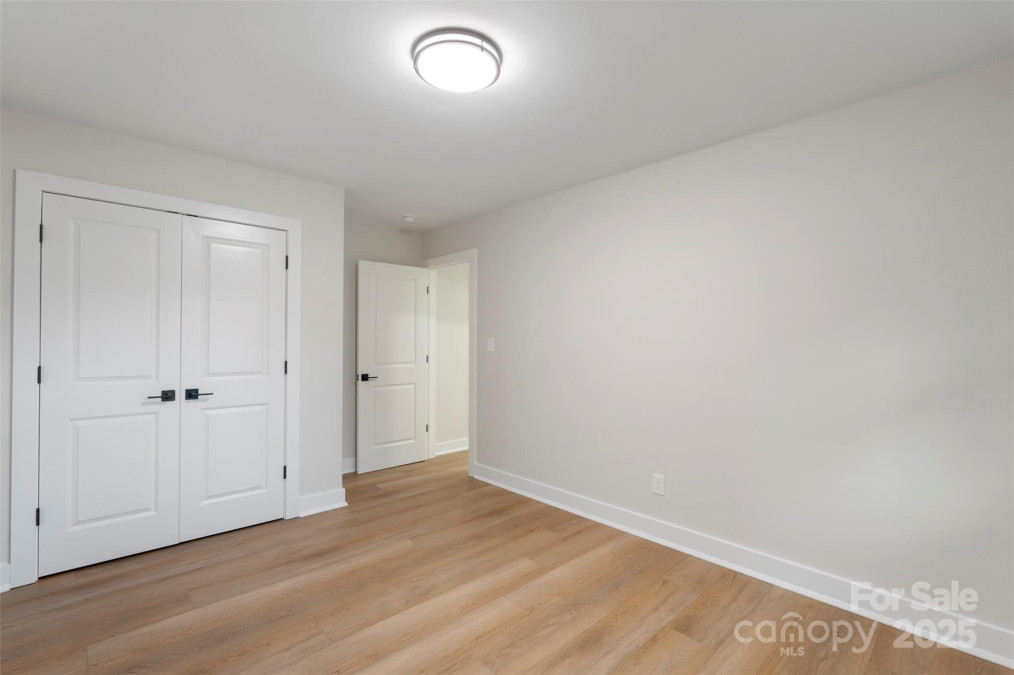 4042 Uppergate Ln Charlotte, NC 28215
