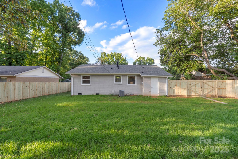 4042 Uppergate Ln Charlotte, NC 28215