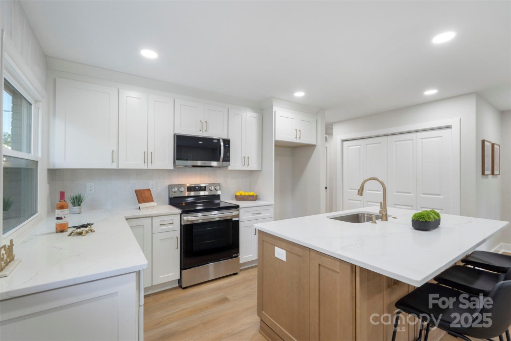 4042 Uppergate Ln Charlotte, NC 28215