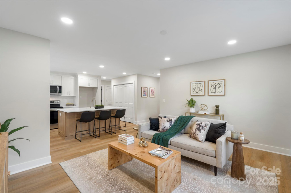4042 Uppergate Ln Charlotte, NC 28215