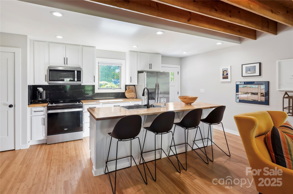 16 Oak Hill Dr Asheville, NC 28806